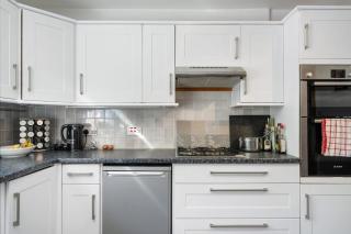 Spacious Cotswolds House Garden with Hot Tub - 2