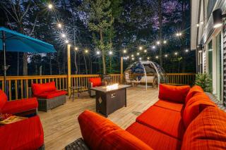 Chalet with Hot Tub, Game, Movie Room, Lake and Pool Access - 9