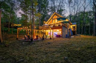Chalet with Hot Tub, Game, Movie Room, Lake and Pool Access - Gouldsboro - 4