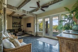 Lake Travis Retreat - 5BR with BBQ & Pickleball - 5