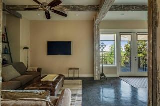 Lake Travis Retreat - 5BR with BBQ & Pickleball - Edgewater Beach - 2