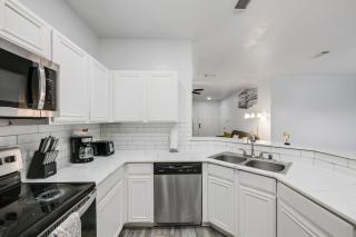 Tranquil 3BR I Free Parking I Workspace - 1