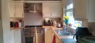 - Quiet & charming 2BR Cottage, with Kingsize, free parking and private garden, suits relocation & extended stays - min 15 nights - - 1