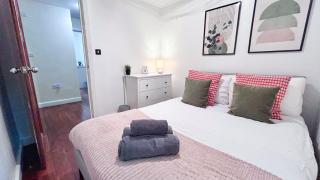 Promo Rate - Crouch End 4-Bedroom Home with Balcony & Parking near Alexandra Palace by Staylio London - 6