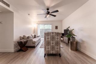 Central PHX Deluxe 1 BR King Bed & Patio w Pool - 7