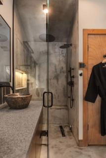 NEW! Remodeled Modern Creekside, 30min Yosemite - 2