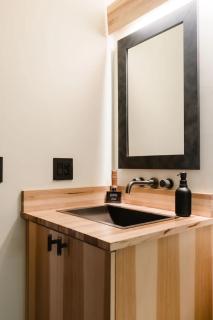 NEW! Remodeled Modern Creekside, 30min Yosemite - 1