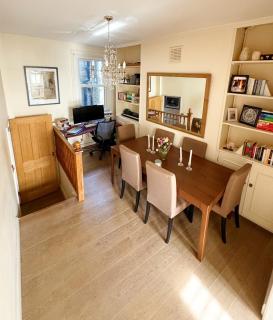 Chic & Spacious 2 Bed Home by Clapham Junction - 6