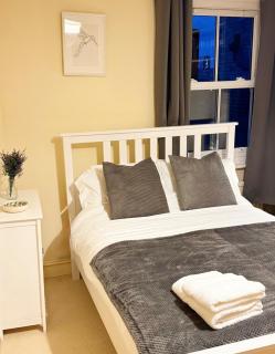 Chic & Spacious 2 Bed Home by Clapham Junction - 5