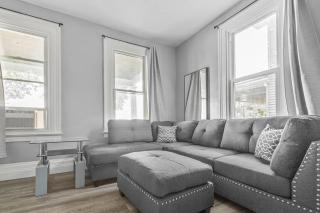 5BR Home-Walk to Niagara Falls & Aquarium - 4
