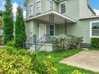 Walking Distance to Downtown Free Parking - 9
