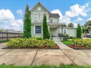 Walking Distance to Downtown Free Parking - 7