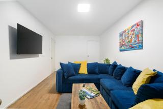 Modern Retreat - 3 Beds - Parking - Wifi - 15 mins to tube - 5