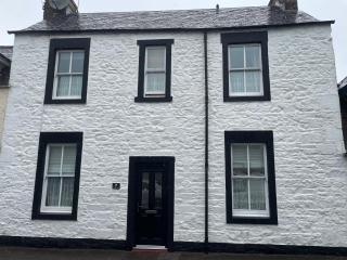 Character cottage in centre of Moffat - 0