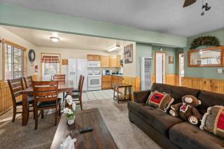 Sunrise on Sunset - Walk to Park, Smart TV, Deck, Fenced Yard, BBQ - 8