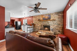Golden Bear - Comfy cabin, short drive to the lake! Ping Pong and Pool Table! Darts and Air Hockey! - 9