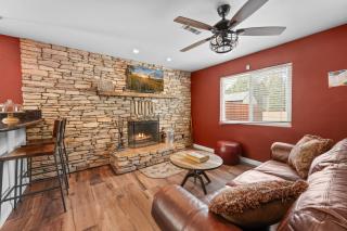 Golden Bear - Comfy cabin, short drive to the lake! Ping Pong and Pool Table! Darts and Air Hockey! - 8