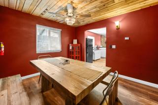 Golden Bear - Comfy cabin, short drive to the lake! Ping Pong and Pool Table! Darts and Air Hockey! - 5