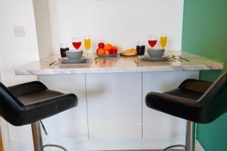 Luxury Swindon Centre Apartment 3 min to Train Station - 4