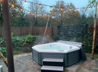 De Elysium 4-persoons met bubbelbad binnen én buiten hotspring bad, sauna, sunshower, stadstuin, wifi - 9
