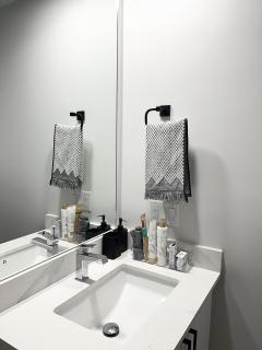 Auggies Place - New Luxury Urban Retreat - Sleeps 10 - 5