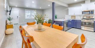 North End blue -Hot Tub - Fire Pit - Downtown -4BR - 3