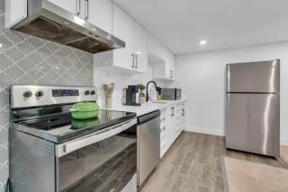 Safari - Renovated & Upgraded 2 Bed Lower Suite - Calgary - 7