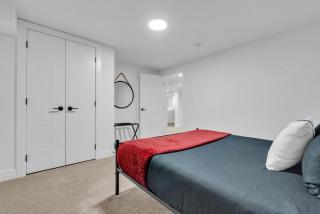 Safari - Renovated & Upgraded 2 Bed Lower Suite - 4