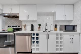 Safari - Renovated & Upgraded 2 Bed Lower Suite - 3