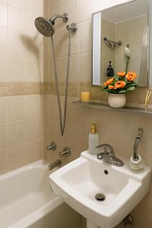 Private Cozy Room in Downtown Toronto, Steps to Subway & CN Tower - Toronto - 2