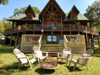 Mountain View 2BR Log Cabin Apt wPrivate BBQ Deck - 0