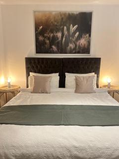 Bright & Stylish 2 bed Flat, Great Location - 4