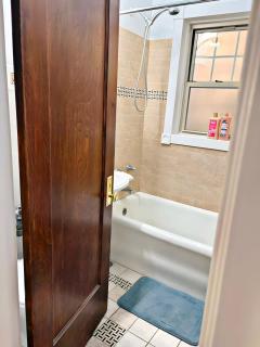 Perfectly Located 1-Bedroom Unit - Hinman D2 - 2