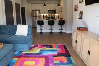 Deluxe Apt, King Bed, Workspace, Gym, Free"p" - 3