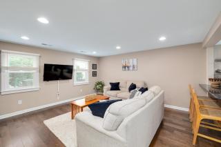 Cozy Full Home with Parking, 10min Walk to Bridge St - 9