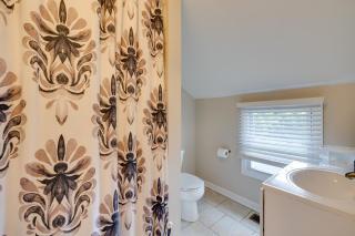 Cozy Full Home with Parking, 10min Walk to Bridge St - 2
