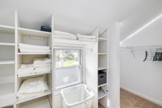 Cozy Full Home with Parking, 10min Walk to Bridge St - 3