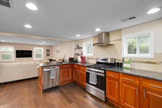 Cozy Full Home with Parking, 10min Walk to Bridge St - 7