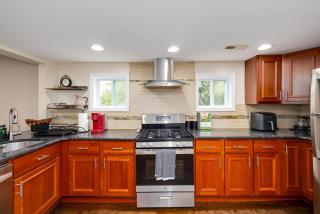 Cozy Full Home with Parking, 10min Walk to Bridge St - 6