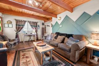 Big Bear Cabin with Treetop Veiws with 3 Decks Arcade Game and Air Conditioner - 7