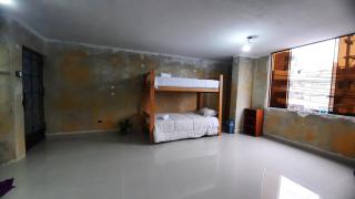 Espacio para carpa o bolsa de dormir I CAMPING BAJO TECHO a 13 minutos del Aeropuerto I No se proporciona cama I Traer su equipo de descanso colchón inflable y durmiendo con acceso a COCINA Y BAÑO compartido - 7