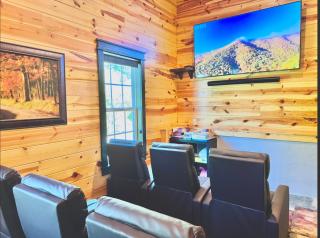 Modern Luxury-6 Bed 5 Bath CABIN AMAZING LOCATION & PRIVACY! -4 Miles to Gatlinburg-7 to Dollywood-Hot Tub-Fireplace-King Suits-Theater-Grill-Free Parking for 10 Vehicles-Fire pit-Fully Stocked Kitchen-"Smoky View Cabin" - 6