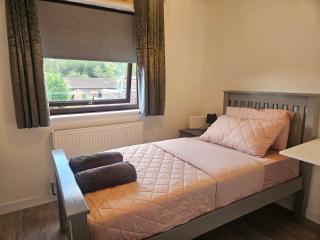 Cosy 3 Bedroom Bungalow with Private Parking and Rear Garden - 4