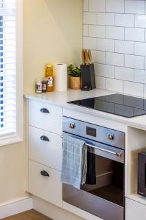 Stylish 3BR Escape Parking & Modern Living - 3