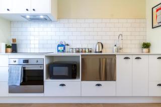 Stylish 3BR Escape Parking & Modern Living - 2
