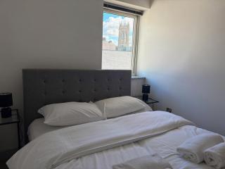 York City Centre 2 Bed Flat with Views - Top Location - 2
