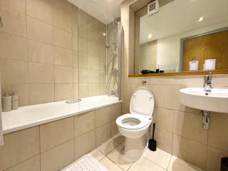 York City Centre 2 Bed Flat with Views - Top Location - 3