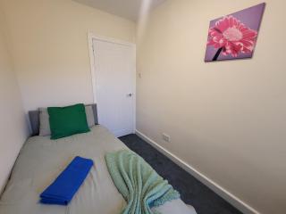 Modern 3-Bedroom House w Private Parking - - 4