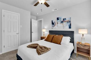 The Sunset Suite 3Bd 2Bath Att Garage Pvt Yard - 0