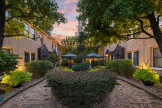 Elegant Swiss Ave Condo Premier Dallas Location - 2